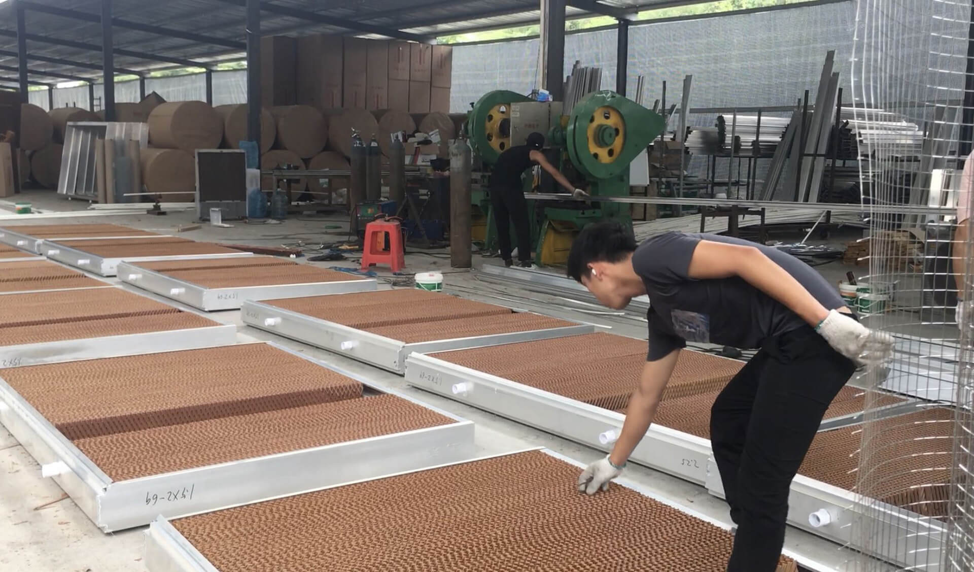 Cooling pad wall with frame