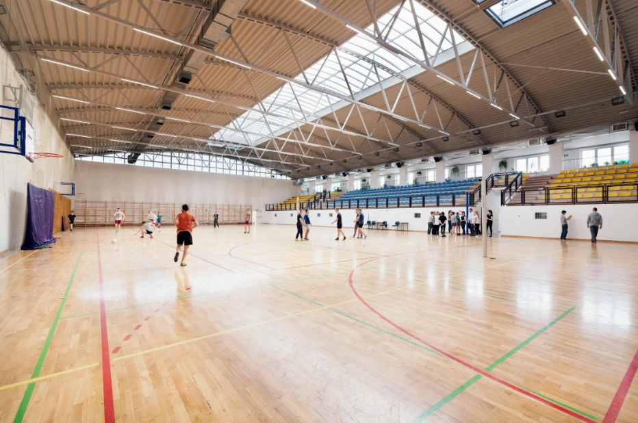 Energy-saving cooling system for indoor sports arena