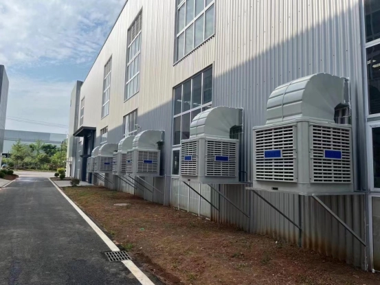 Cooling installation of a large warehouse